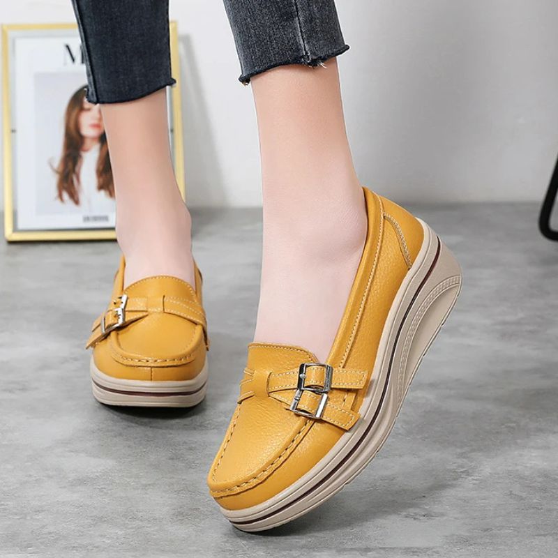 Paire de chaussures mocassins orthopédiques jaunes à plateforme pour femme