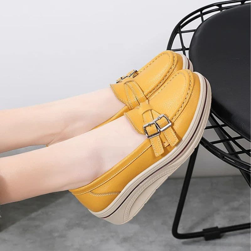 Paire de chaussures mocassins orthopédiques jaunes à plateforme pour femme