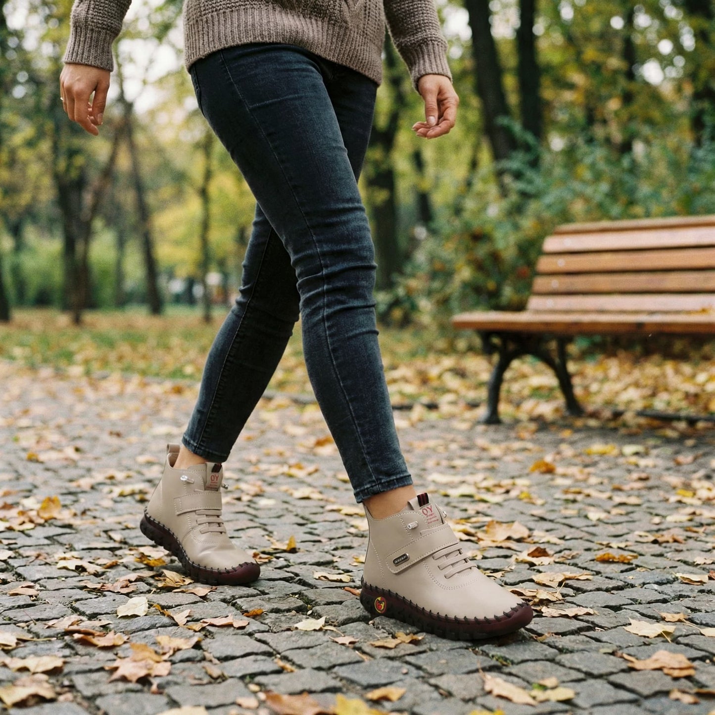 Paire de chaussures bottines orthopédiques beiges à lacets pour femme