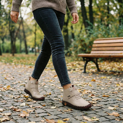 Paire de chaussures bottines orthopédiques beiges à lacets pour femme