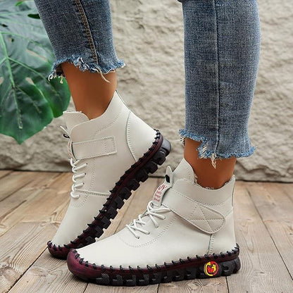 Paire de chaussures bottines orthopédiques beiges à lacets pour femme