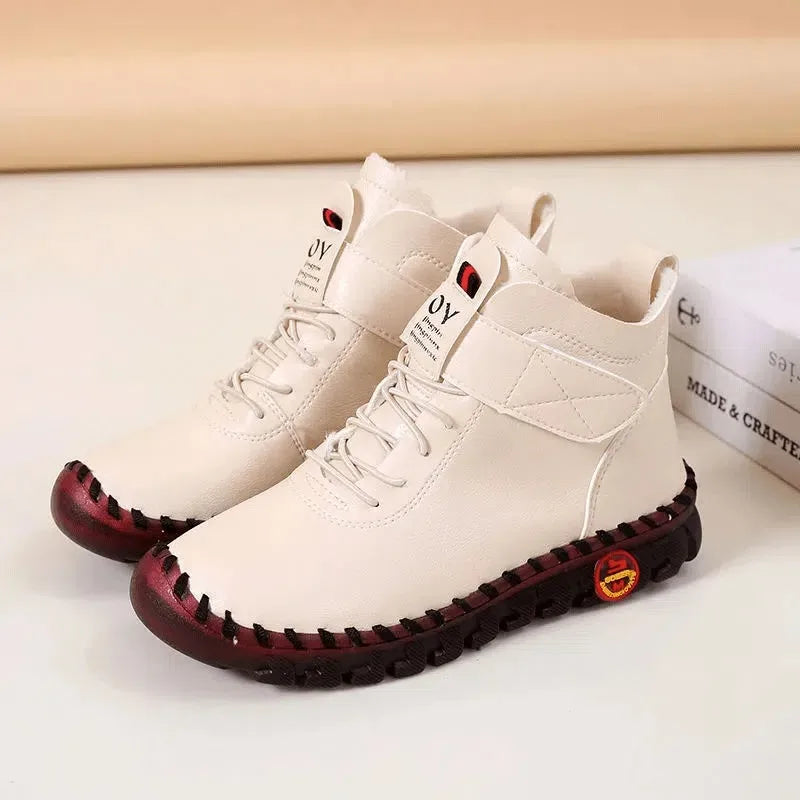 Paire de chaussures bottines orthopédiques beiges à lacets pour femme
