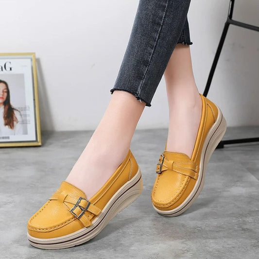 Paire de chaussures mocassins orthopédiques jaunes à plateforme pour femme